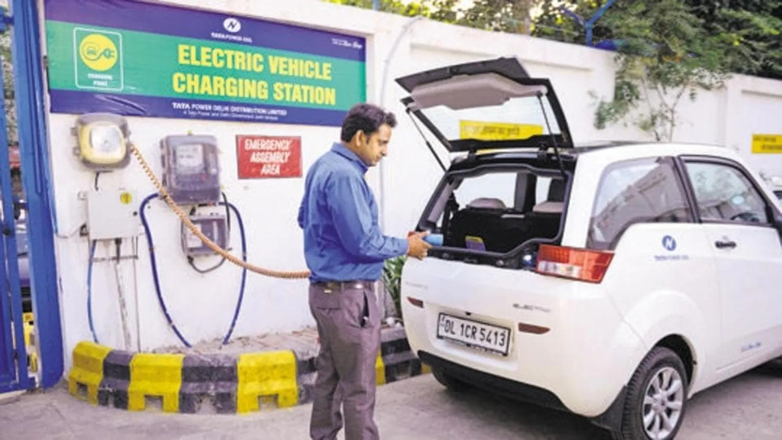 EV charging,Delhi government,electric vehicles,Jasmine Shah,consumers,power discoms