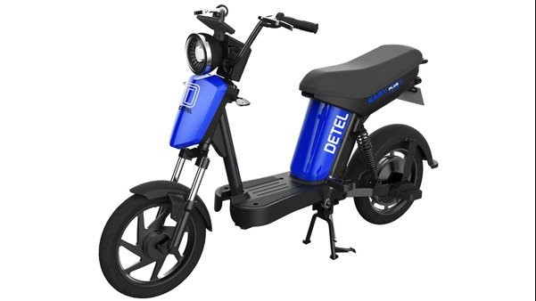 Blue color Detel Easy Plus electric bike in an all-white background